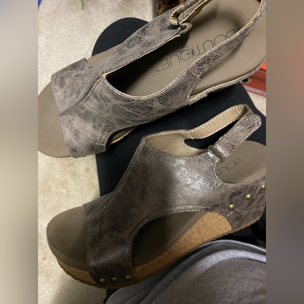 Worn once for a wedding. Boutique Corky’s brand